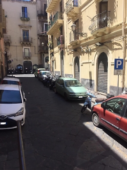 Catania: auto posteggiate negli stalli riservati ai motocicli