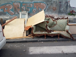 Catania: grande svendita di divani d'epoca in Piazza Annibale Riccò