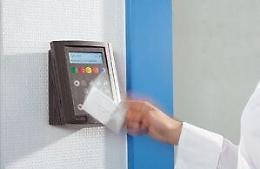 Timbravano badge e poi a fare shopping: arrestate dipendenti Comune Collesano