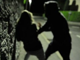 Il racconto della studentessa violentata: pedinata, spinta a terra e stuprata. Arrestato 22enne