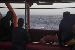 Migranti, il Viminale assegna il porto di Messina alla Ocean Viking