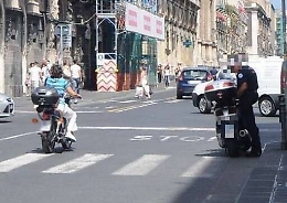 In giro per Catania violando le regole In moto senza casco, niente vigili né multe