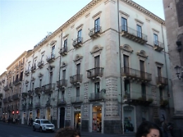 Catania, funzionario e autista del Comune picchiati da ambulante