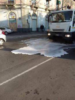 Coronavirus, a Catania strade e piazze bonificate a getto di "cannoni"