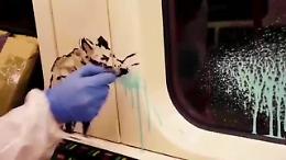 Banksy colpisce ancora: le mascherine sulla metropolitane di Londra