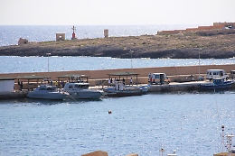 Cadavere senza testa e senza braccia trovato in spiaggia a Lampedusa