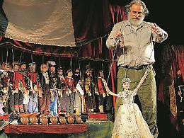 Mimmo Cuticchio parla coi pupi nell'attesa di tornare in teatro