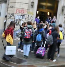 Covid, in Sicilia a scuola in presenza dal 26 aprile. Per le superiori dipende dal colore