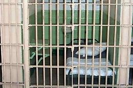 Telefonini in carcere: sei detenuti rischiano grosso