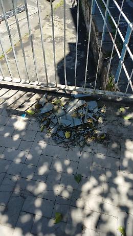 Catania: vetri sul marciapiede di via Pirandello