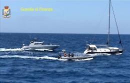 Intercettati 70 migranti su un veliero: arrestati due scafisti moldavi