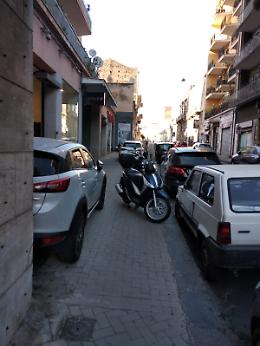 Catania: marciapiedi bloccati da moto e scooter