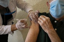 Proteggi te e i nonni, la Regione siciliana spinge sui vaccini agli over 80: dose anche all'accompagnatore