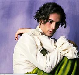 Maneskin, Damiano travolto da polemica social: &laquo;Abbassato sul tavolino, ma con mani in vista&raquo;
