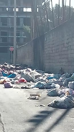 Catania: Adrano invasa dai rifiuti dopo il mercatino settimanale