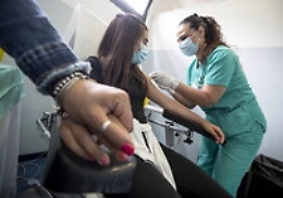 Vaccini, esperti sconsigliano AstraZeneca e J&amp;J per i giovani: &laquo;Meglio usare altro&raquo;