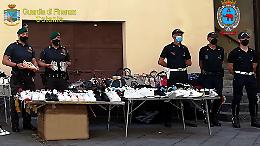 Catania: arriva la Finanza, gli ambulanti scappano, a terra restano centinaia di scarpe false