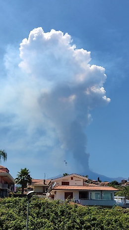Etna, fontana di lava flash e "pioggia" di cenere anche su Catania