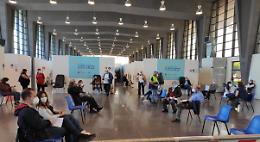 A Catania oltre 100mila "scrocconi" del vaccino. Infettivologi: «Rischio contagio varianti è alto»