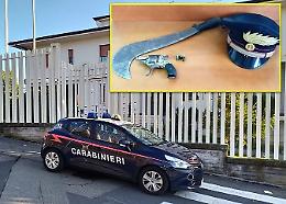 Ricercato per abusi, voleva assistere alle effusioni amorose della nipote: arrestato