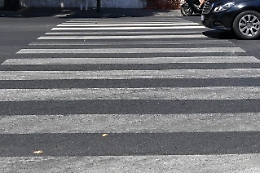 Centrata da auto in retromarcia sulle strisce pedonali, muore in ospedale