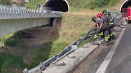 Un volo di 20 metri dal viadotto sull'A2: cos&igrave; sono morti due camionisti adraniti