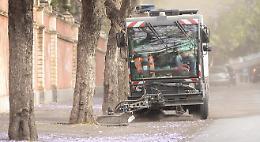 Catania e l'emergenza cenere, Dusty nel mirino: «Va aspirata, soffiarla è illegale e pericoloso»