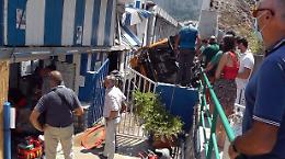 Capri, minibus finisce in una scarpata: un morto e diversi feriti