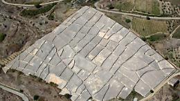 Fiamme lambiscono il Cretto di Burri a Gibellina