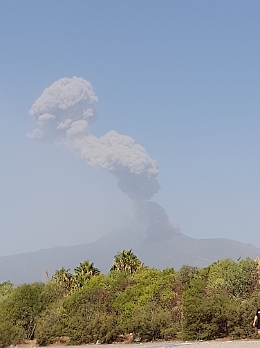 L'Etna tuona e fuma dal cratere di Nord-Est: nube di cenere alta 6 mila metri