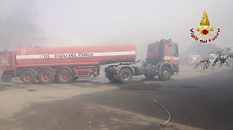 Roghi di sterpaglie nel Catanese: vigili del fuoco al lavoro senza sosta