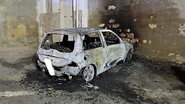 Brucia l'auto di una giovane donna