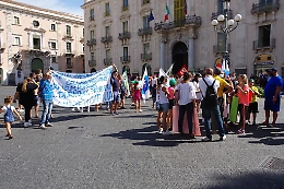 Scuola “Mary Poppins”, lavoratrici e mamme in piazza per chiusura centro diurno