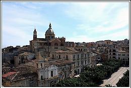 Litiga con la moglie e gli sfascia l'auto: poi viene colto da malore