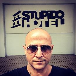 In albergo con un euro a notte ma in diretta streaming H24