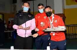 I giocatori del Palermo e del Catania insieme per far da mangiare ai senzatetto al Pala Spedini