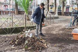 Danni maltempo, il sindaco Pogliese si "arma" di rastrello per ripulire Villa Pacini