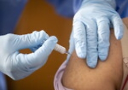 Vaccini, entro l'anno terze dosi anche ai 50enni