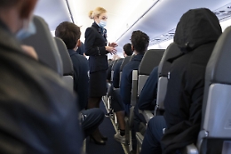 Amsterdam, 61 positivi nell'aereo proveniente dal Sudafrica: cresce l'allarme per la contagiosità di Omicron