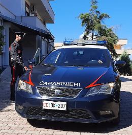 Insulta e minaccia carabinieri che stavano soccorrendo feriti in un incidente: denunciato