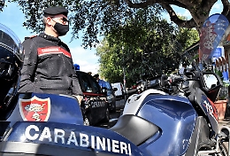 In strada a chiacchierare con gli amici ma era ai domiciliari: arrestato
