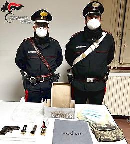 Sequestra la figlia e la minaccia con una pistola per gelosia: arrestato nel Catanese
