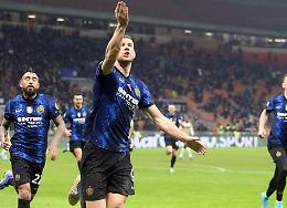 Dzeko scardina il bunker Venezia all'ultimo respiro, l'Inter vola a +5