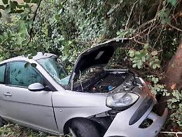 Giovane 23enne si schianta con l'auto contro un albero: è grave