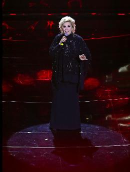 Iva, voce e grinta a 82 anni con "Voglio amarti"