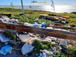 Una discarica pericolosa in prossimità della spiaggia di Pisciotto