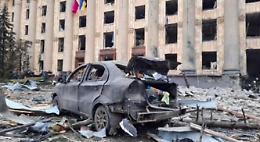 Missili su Kharkiv, razzi sulla piazza centrale. Sirene a Kiev. La Farnesina agli italiani andate via anche in treno