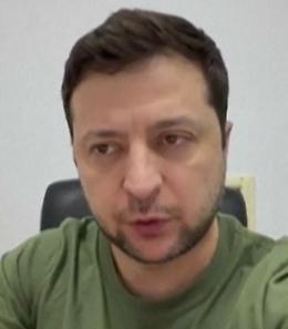 Ucraina, l'appello di Zelensky mentre i russi sparavano sulla centrale nucleare