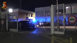 Blitz antidroga a Catania, pistola dorata come soprammobile in una delle case degli arrestati