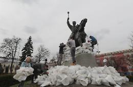 Kiev chiede ancora armi ed è allarme bombe a grappolo